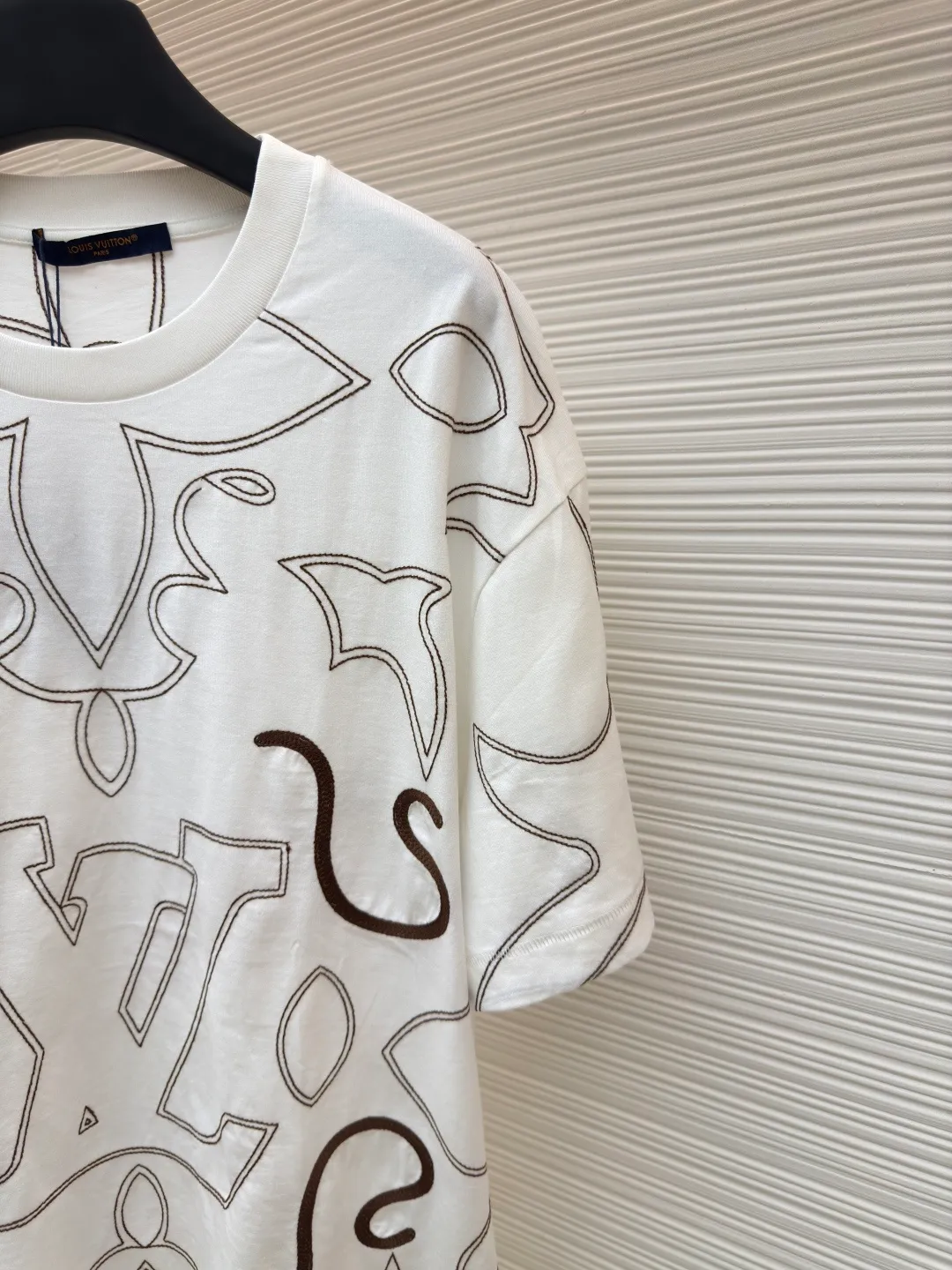 LOUIS VUITTON full-line embroidered T-shirt ●Authentic product: 12700 purchase and development ●Item number: 1680402-A45 ●Fabric: long-staple cotton fabric ●Technology: embroidery production ●Version: fitted version ●Weight: about 245 grams ●Size: The finished fabric is passed through a mercerizing machine to increase the luster of the fabric. It is matched with 32s double-strand cotton cover silk cylindrical open rib. It adopts domestic high-speed large-size embroidery. The embroidery strips are all scaled in proportion to the size of the code to ensure that the embroidery effect of each code is consistent. The embroidery lines are all horizontally restored at the side seams. The collar pattern on the front panel and the back panel are restored. The mercerized cotton thread tatami stitch method is used, and the PU film on the surface increases the three-dimensional effect. The overall wiring is straight and delicate, the fabric is comfortable and soft, and the color is consistent without color difference. It can be matched with the same style to create a fashionable look and control various occasions. Customized accessories, complete with three standards, same style for men and women!